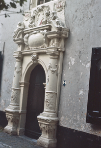 22531 Gezicht op de toegangspoort van het hoofdgebouw van de Bruntskameren (Lepelenburg 9) te Utrecht.N.B. Het adres ...